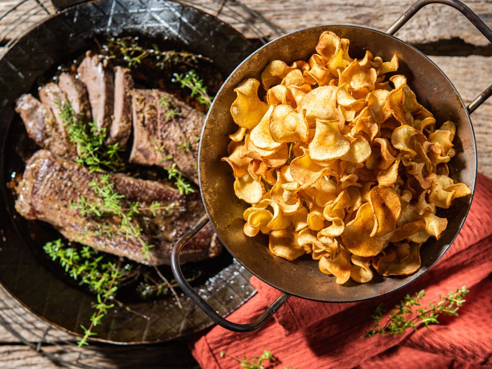Bild zum Rezept: Lammlachs mit Pastinakenchips
