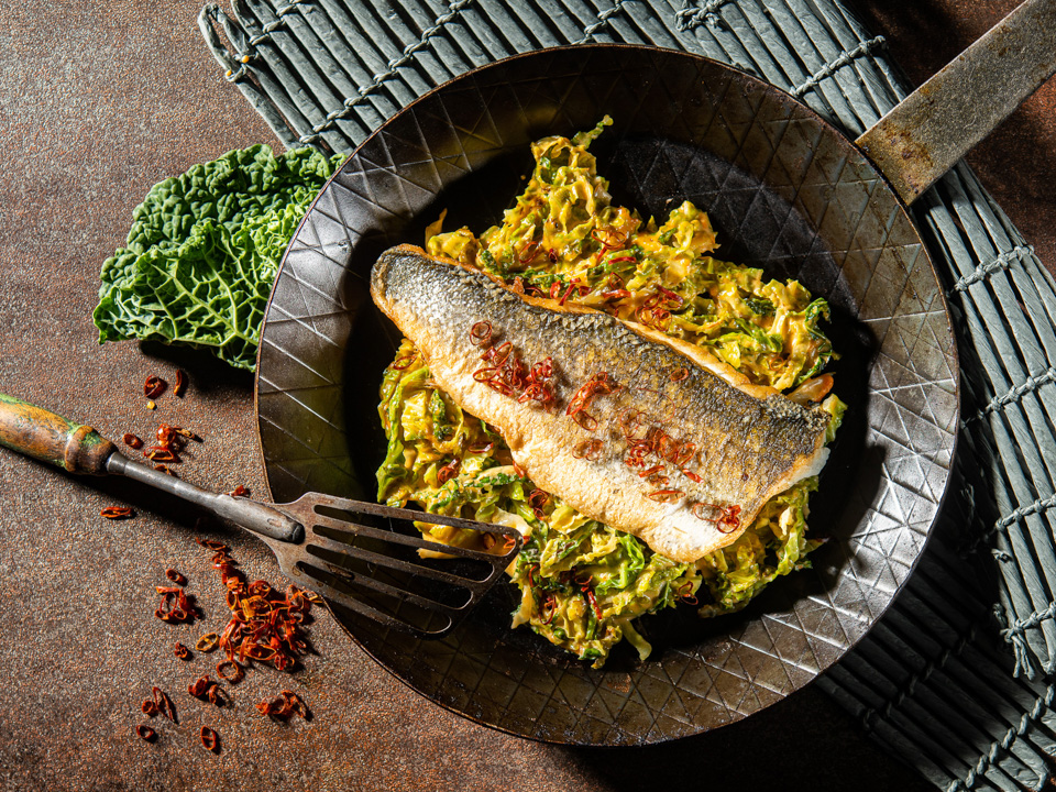 Bild zum Rezept: Gebratenes Wolfsbarschfilet auf Sahnewirsing
