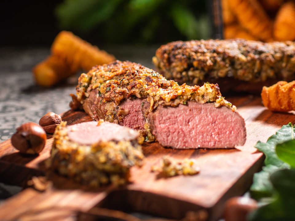 Rehrücken mit Nuss-Pesto-Kruste Bild zum Rezept: Rehrücken mit Nuss-Pesto-Kruste