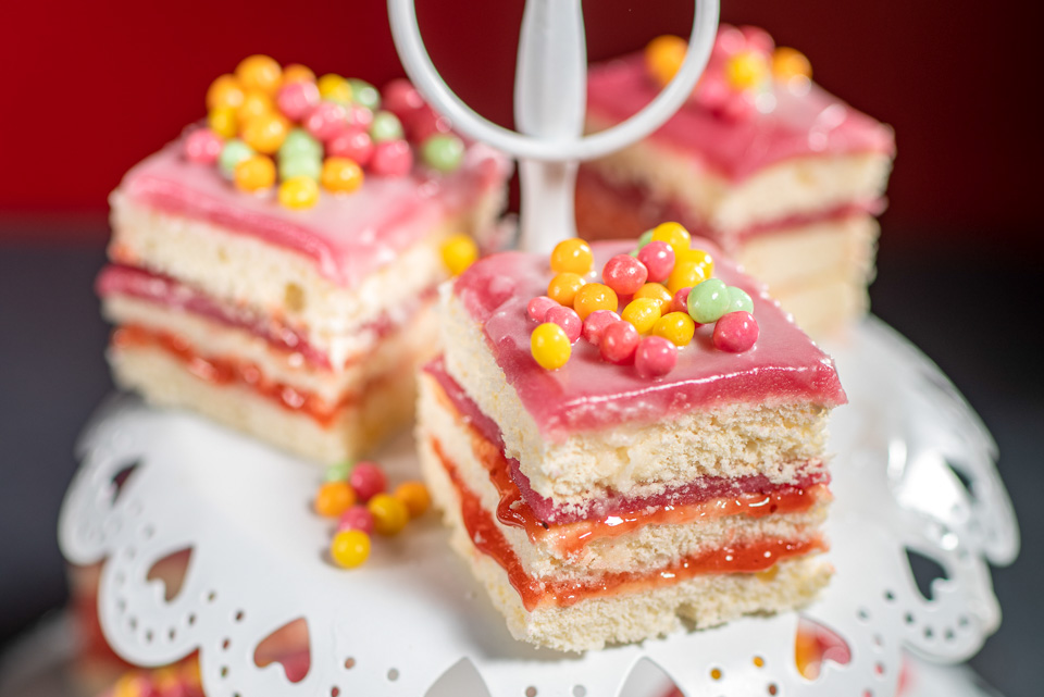Petit fours mit rosa Marzipan Bild zum Rezept: Petit fours mit rosa Marzipan