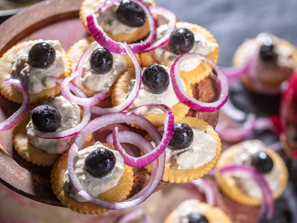 Cracker mit roten Zwiebeln und Thunfischcreme Bild zum Rezept: Cracker mit roten Zwiebeln und Thunfischcreme