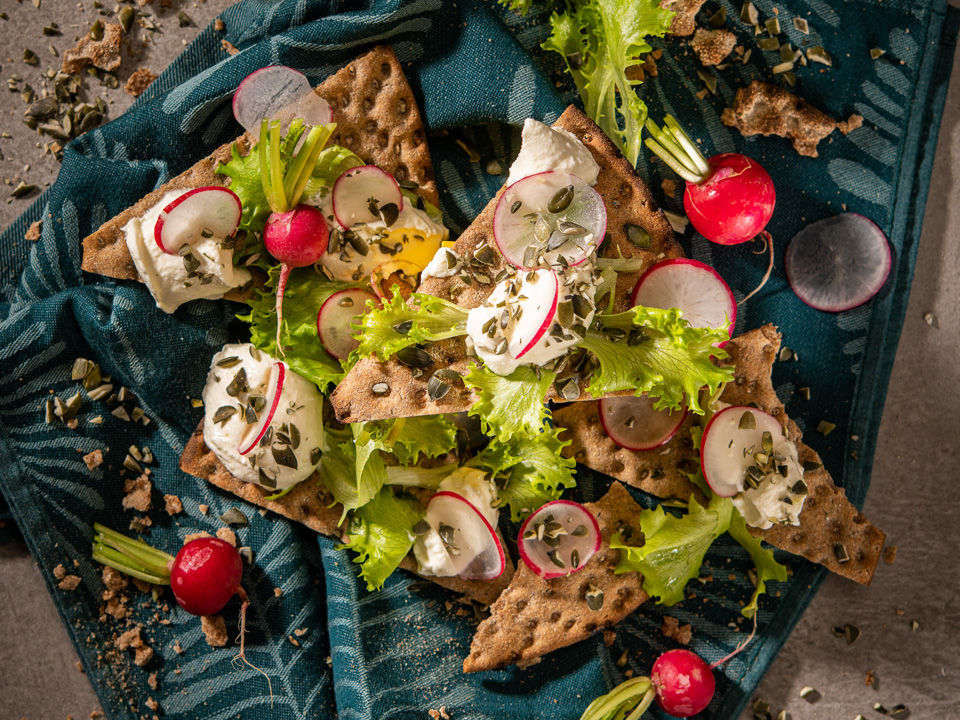 Dreiecks-Knäcke mit Meerrettichquark und Radieschen Bild zum Rezept: Dreiecks-Knäcke mit Meerrettichquark und Radieschen