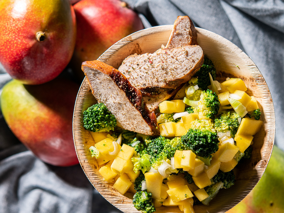 Mango-Brokkoli-Salat mit gegrillter Hähnchenbrust