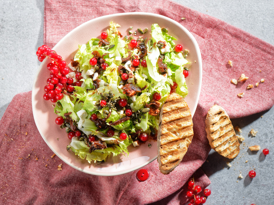 Salat mit Feta und Johannisbeerdressing Bild zum Rezept: Salat mit Feta und Johannisbeerdressing