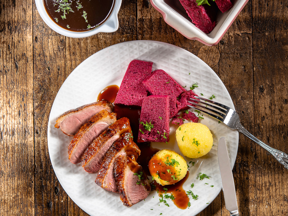 Glasierte Entenbrust an Rotkohlterrine Bild zum Rezept: Glasierte Entenbrust an Rotkohlterrine