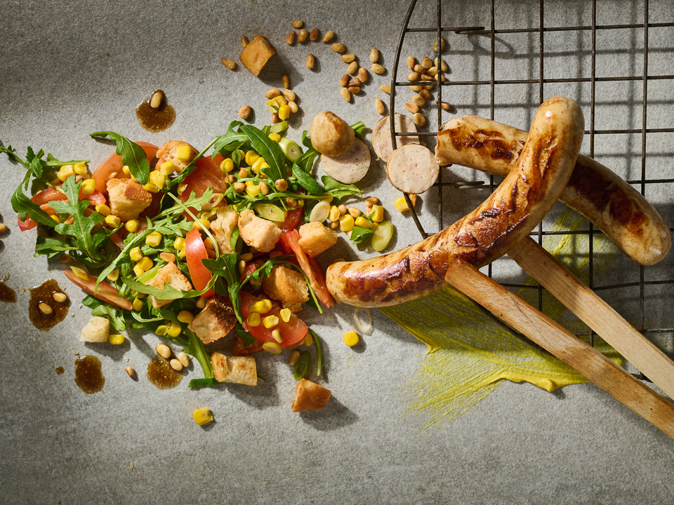 Grillwurst vom Strohschwein auf buntem Brotsalat Bild zum Rezept: Grillwurst vom Strohschwein auf buntem Brotsalat