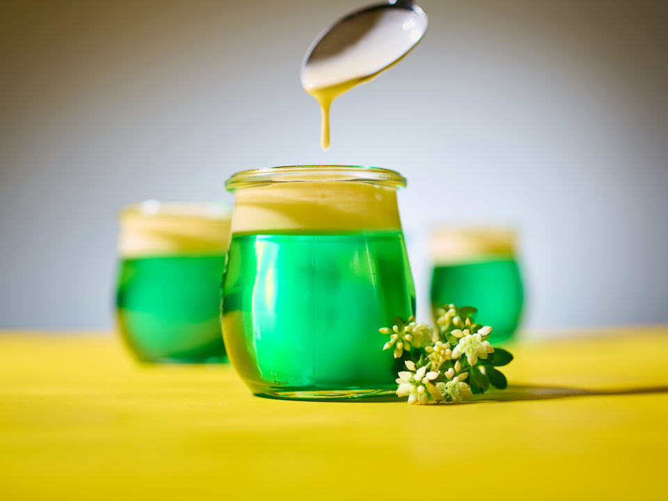 Waldmeister-Götterspeise mit Eierlikörsoße Bild zum Rezept: Waldmeister-Götterspeise mit Eierlikörsoße
