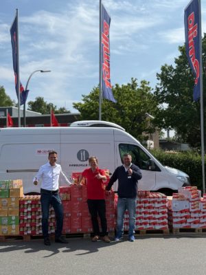 Palettenweise Ware für die Tafel - famila spendet Erlöse vom Sommerfest