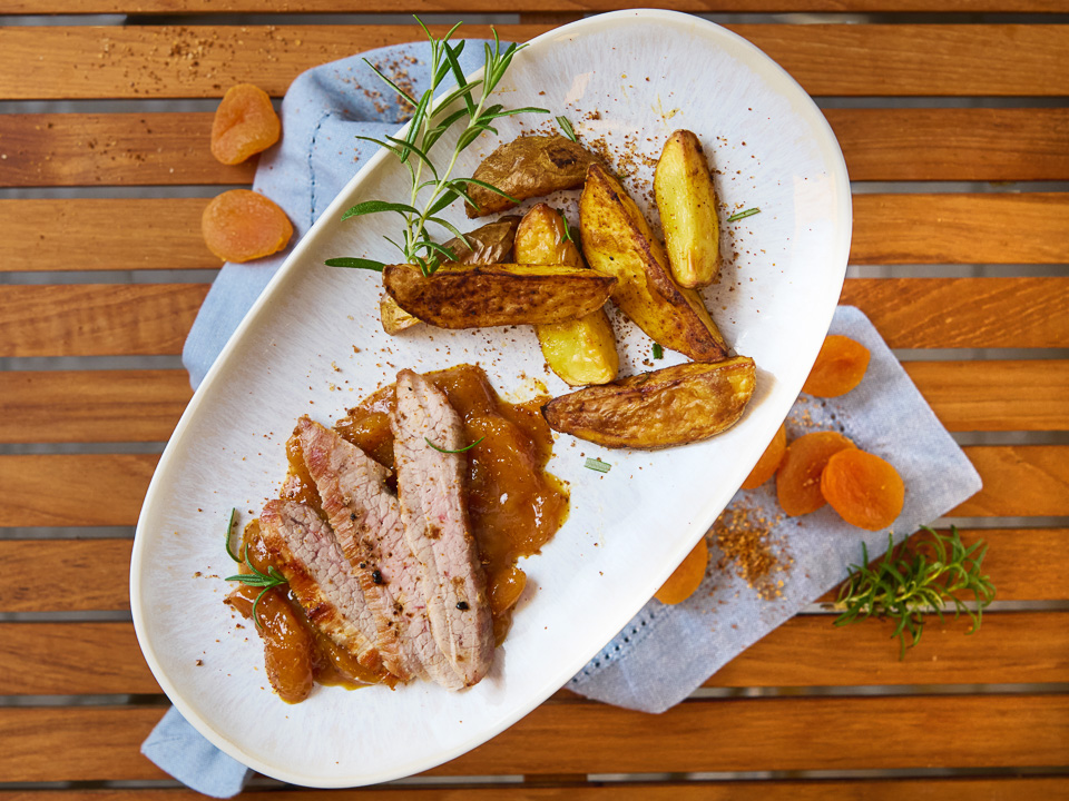 Gegrillte Secreto-Steaks vom Durocschwein mit Kartoffelspalten und Aprikosenchutney Bild zum Rezept: Gegrillte Secreto-Steaks vom Durocschwein mit Kartoffelspalten und Aprikosenchutney