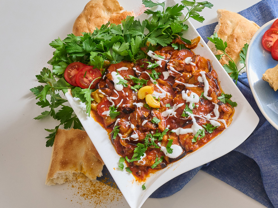 Borani Banjan Gebratene Auberginen in Tomatensoße) Bild zum Rezept: Borani Banjan Gebratene Auberginen in Tomatensoße)