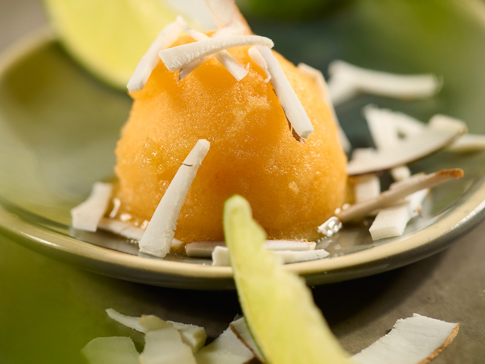 Bild zum Rezept: Mangosorbet mit Kokosspänen
