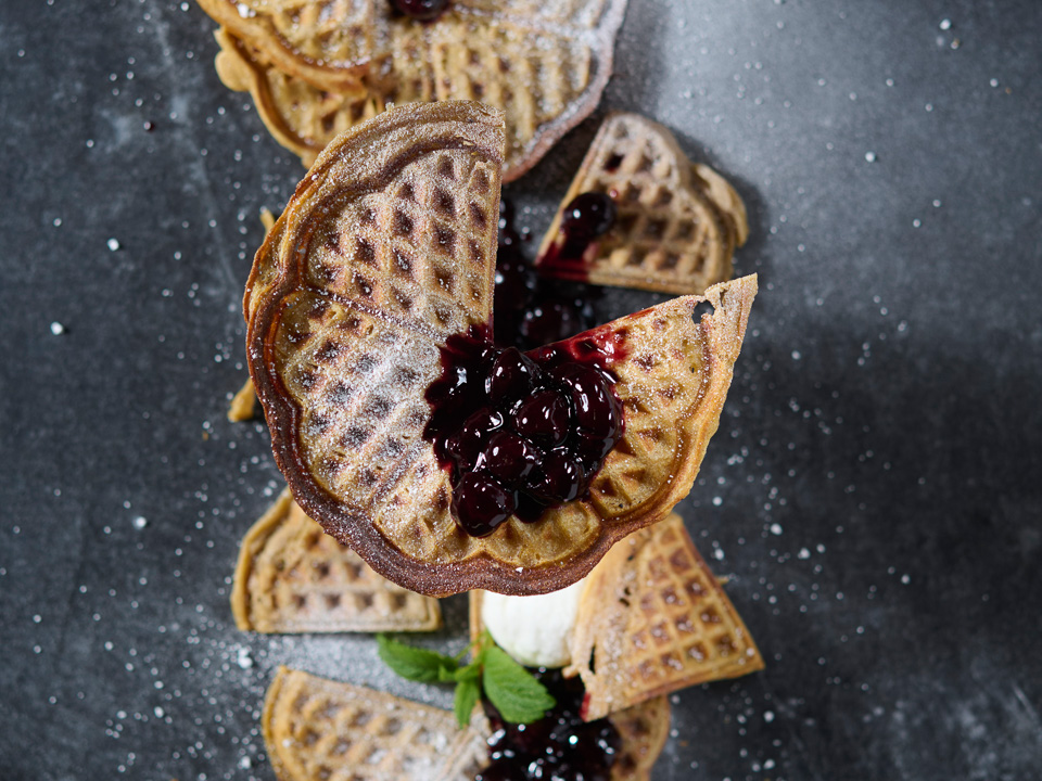 Bild zum Rezept: Roggenwaffeln mit Kirschsoße