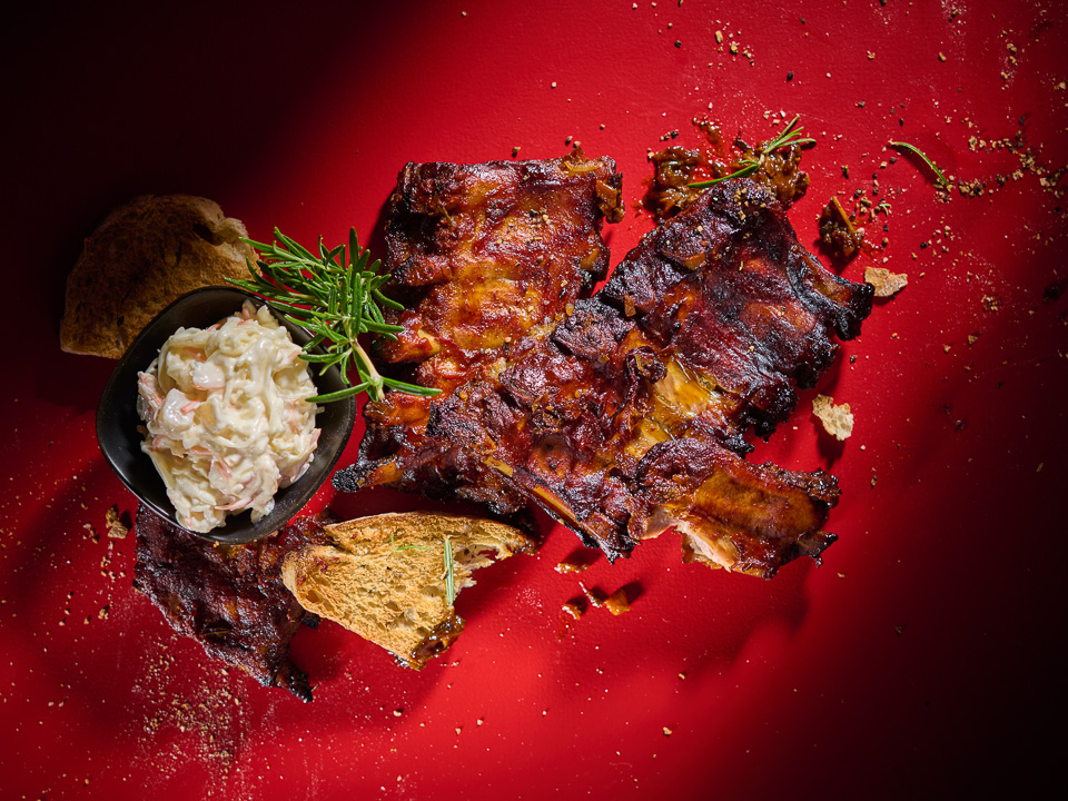 Spareribs vom Grill mit Knoblauch und Rosmarin Bild zum Rezept: Spareribs vom Grill mit Knoblauch und Rosmarin