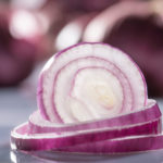 Rote Zwiebeln geschnitten.
