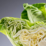 Spitzkohl ganz und geschnitten.