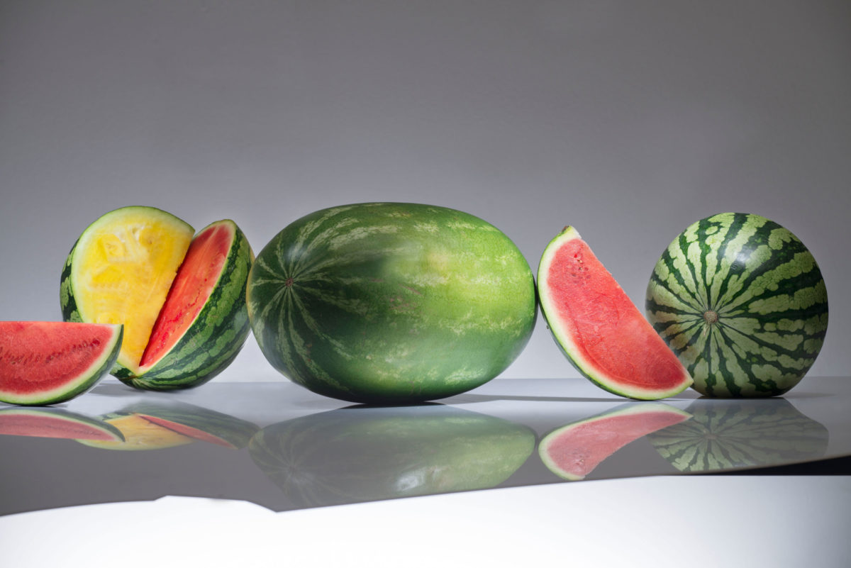 Wassermelone ganz und geschnitten.