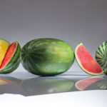 Wassermelone ganz und geschnitten.