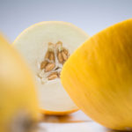 Honigmelone geschnitten und liegend.