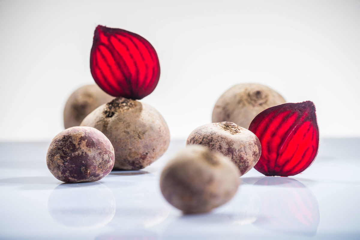 Rote Bete Rote Bete, geschnitten und ganz.
