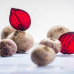 Rote Bete, geschnitten und ganz.