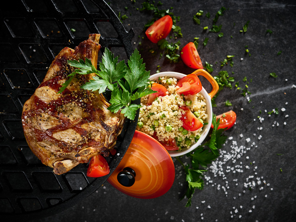 Kalbskotelett vom Grill mit Couscoussalat Bild zum Rezept: Kalbskotelett vom Grill mit Couscoussalat