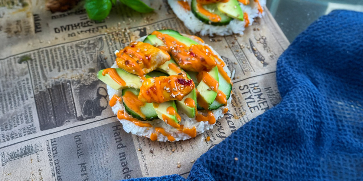 Reiswaffeln mit Hähnchen, Avocado und Sriracha Mayo Bild zum Rezept: Reiswaffel