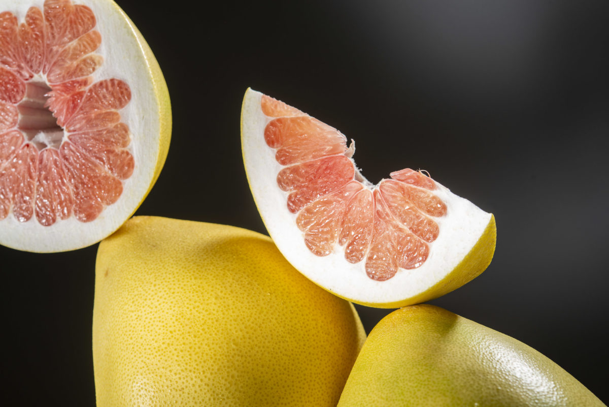 Pomelo ganz und geschnitten.