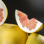 Pomelo ganz und geschnitten.