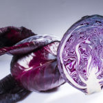 Rotkohl ganz und geschnitten.