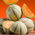 Cantaloupe-Melonen auf einem Haufen, ganz und geschnitten.