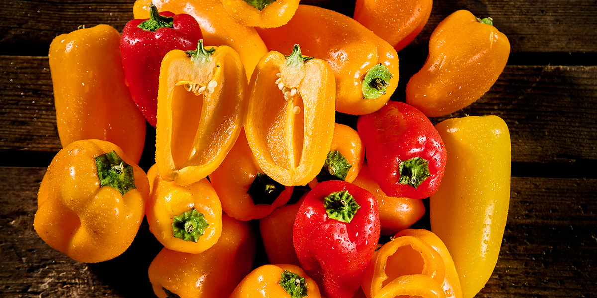 Mini-Paprika Minipaprikas auf einem Haufen, ganz und geschnitten.