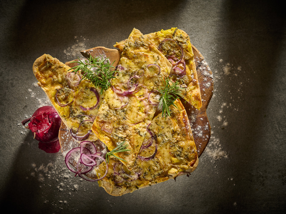 Bild zum Rezept: Flammkuchen mit Birne und Gorgonzola