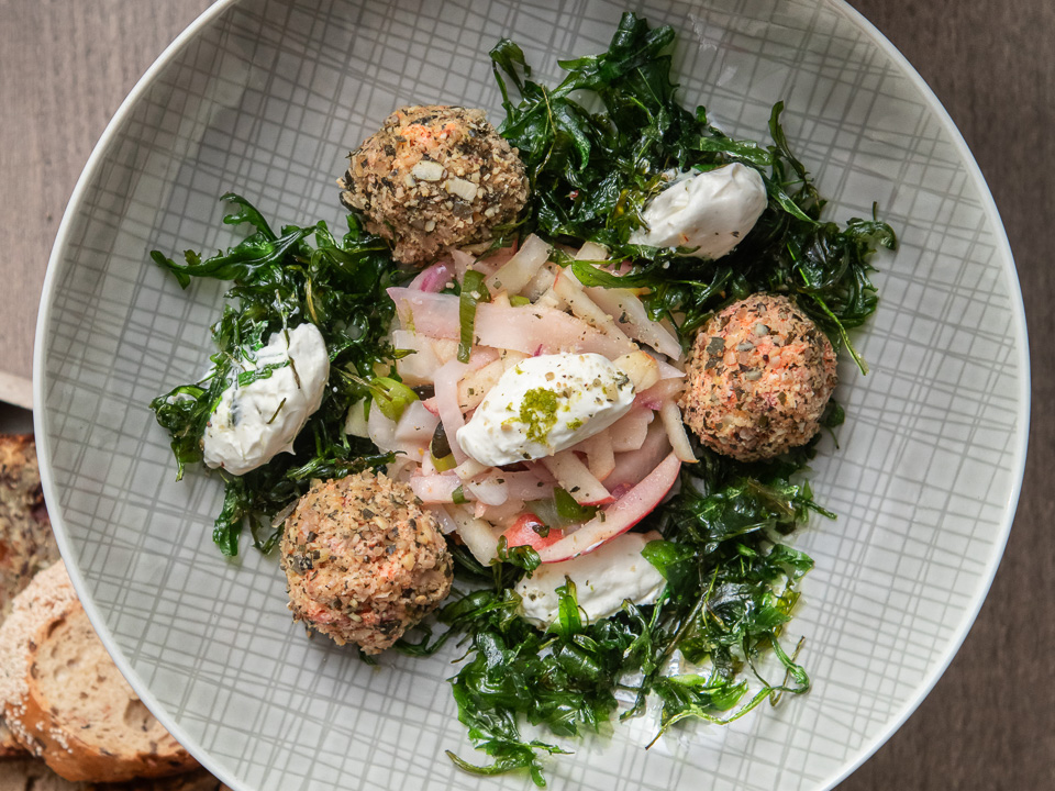 Bild zum Rezept: Möhren-Käse-Pralinen auf Sellerie-Apfel-Salat
