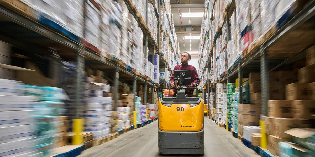 Arbeit eines Kommissionierers