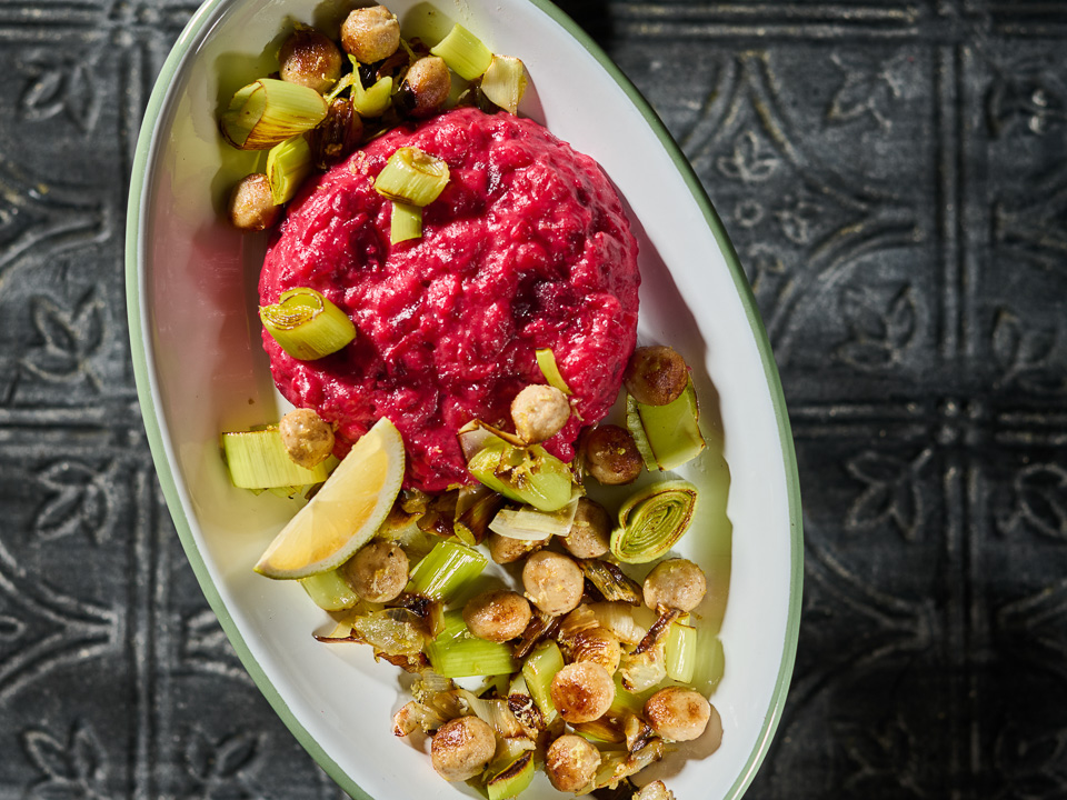 Zitrus-Fleischklößchen mit Porree und Rote-Bete-Püree Bild zum Rezept: Zitrus-Fleischklößchen mit Porree und Rote-Bete-Püree