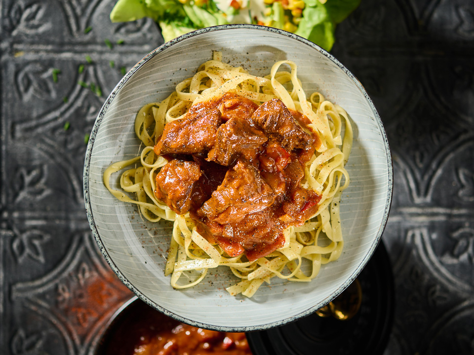 Kesselgulasch mit Bandnudeln und Salat Bild zum Rezept: Kesselgulasch mit Bandnudeln und Salat