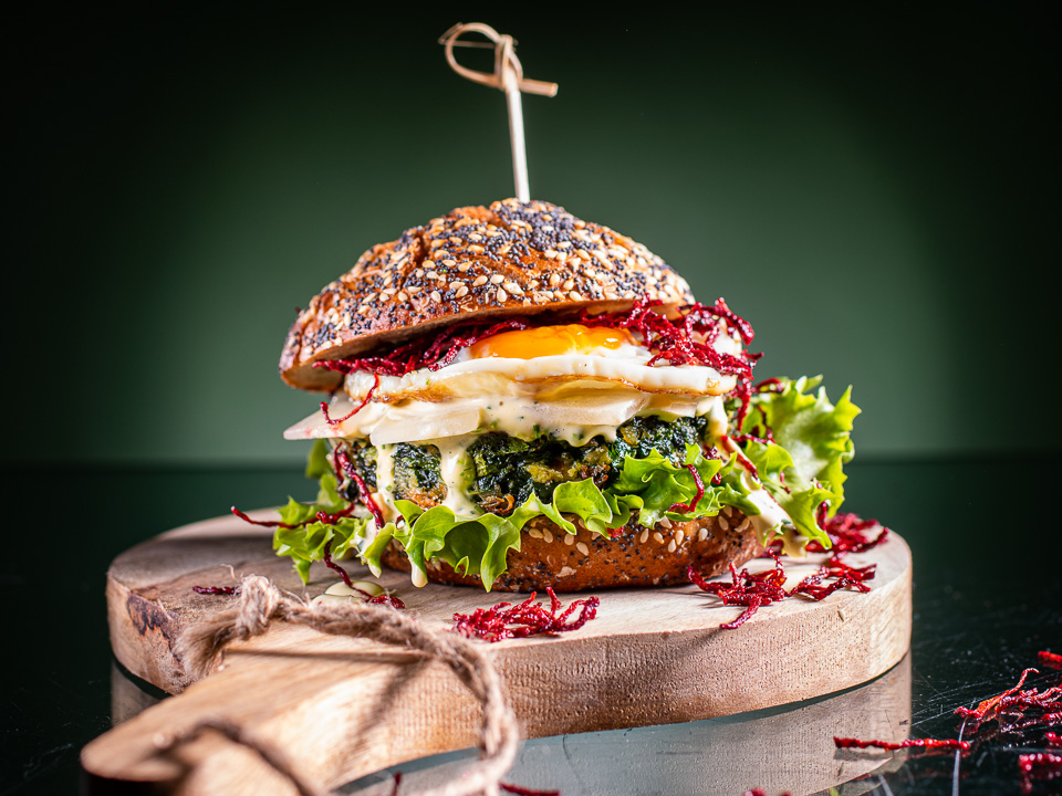Grünkohlburger mit Spiegelei und Rote-Bete-Stroh Bild zum Rezept: Grünkohlburger mit Spiegelei und Rote-Bete-Stroh