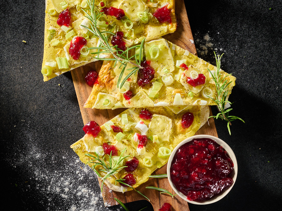 Flammkuchen mit Brie und Preiselbeeren