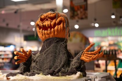 Shoppen mit Gruselfaktor: Ende Oktober wird der famila-Markt in Kaltenkirchen zur Halloween-Hochburg. Foto: famila