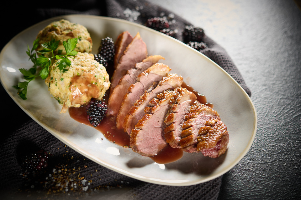 Bild zum Rezept: Entenbrust mit Laugenbrezel-Knödeln und Brombeersoße