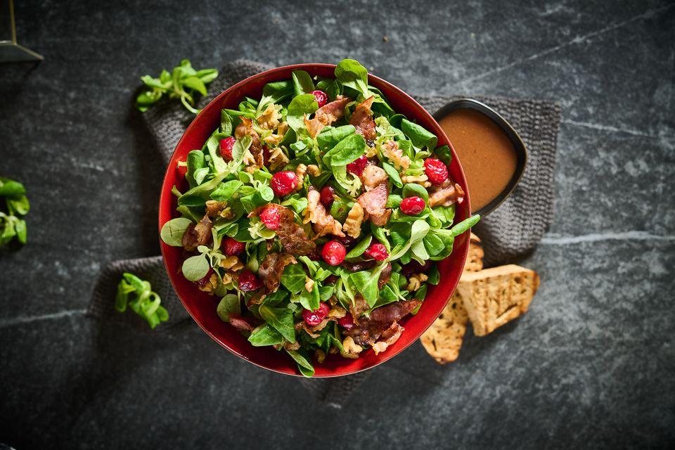 Bild zum Rezept: Feldsalat mit Speck, Walnüssen und Cranberrys