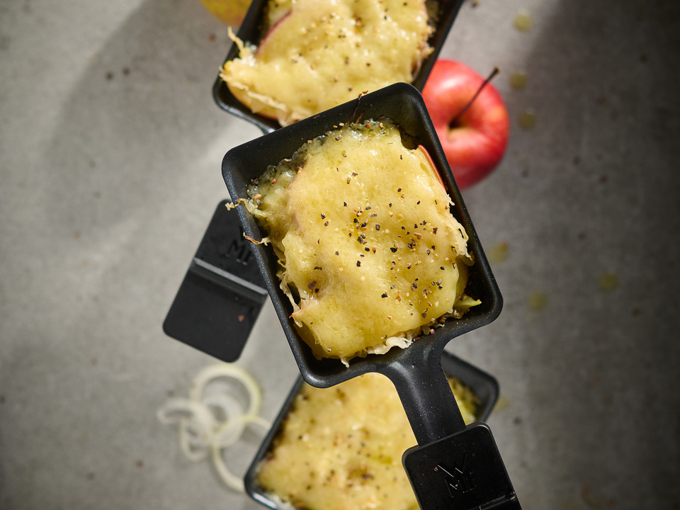 Bild zum Rezept: Raclette mit Sauerkraut und Apfel