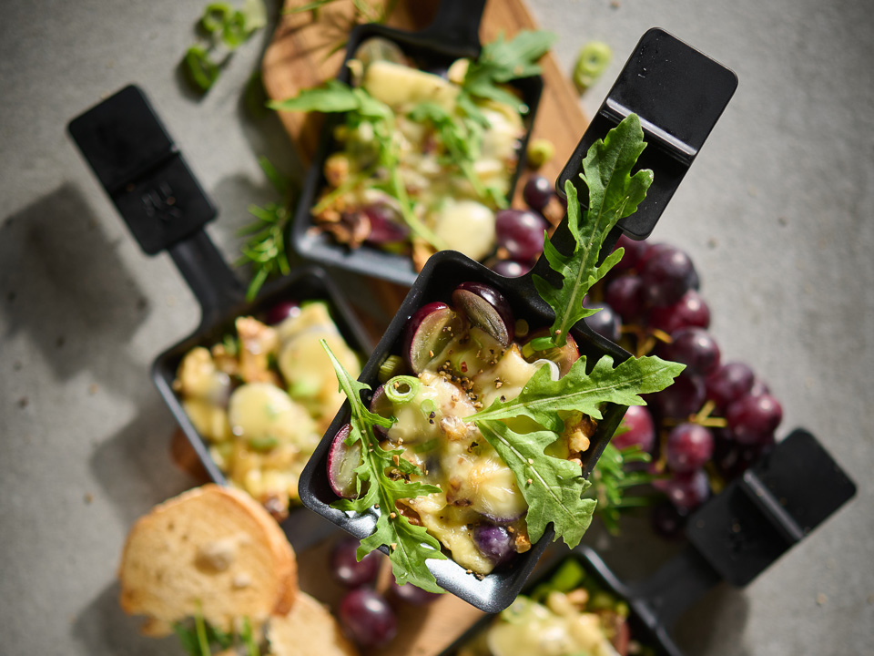 Bild zum Rezept: Raclette mit Weintrauben und Walnüssen