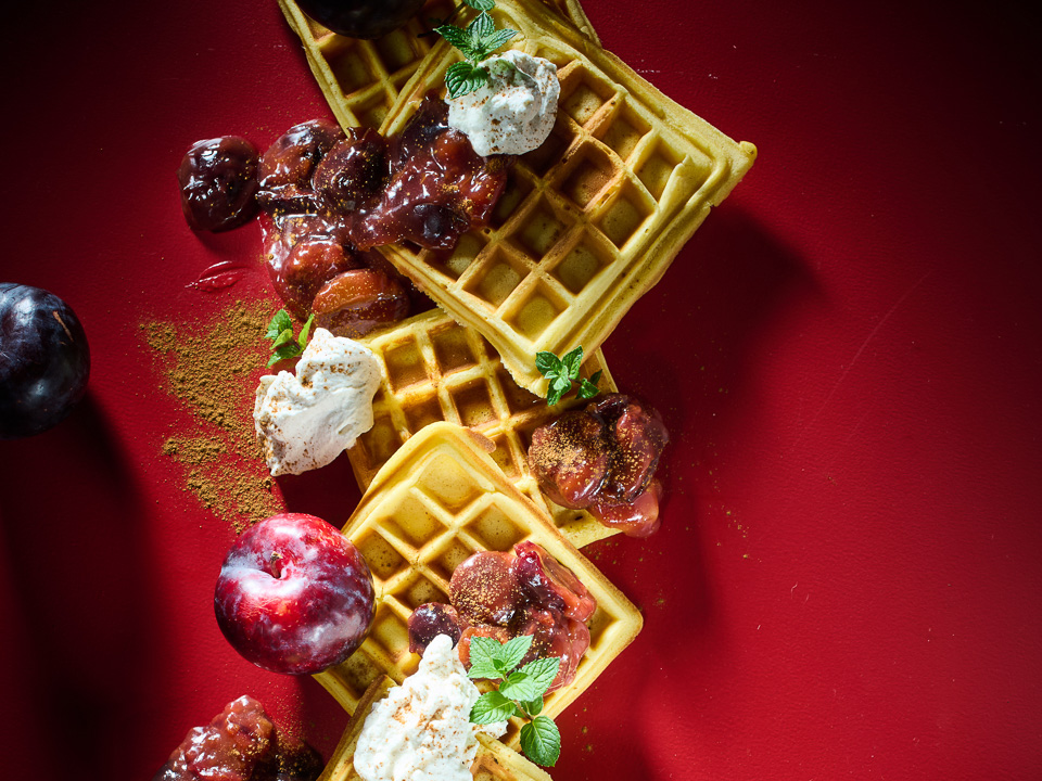 Bild zum Rezept: Waffeln mit Pflaumen und Zimtsahne