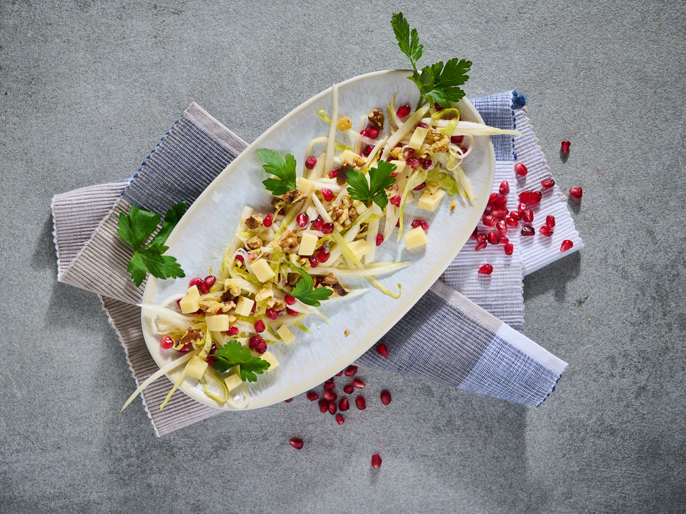 Bild zum Rezept: Chicoréesalat mit Granatapfelkernen