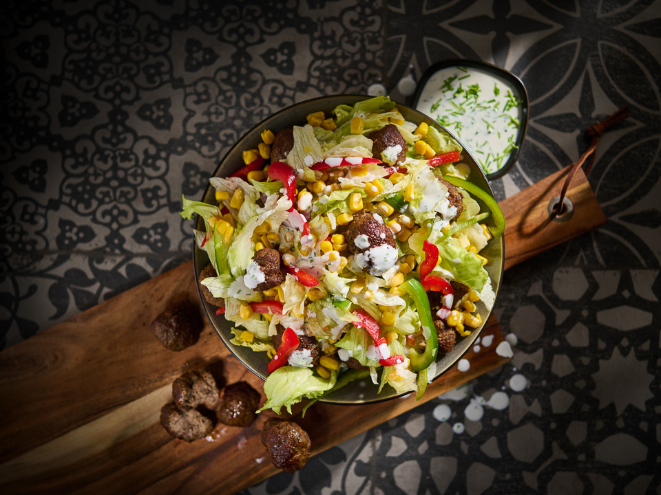 Bild zum Rezept: Eisbergsalat mit Fleischbällchen