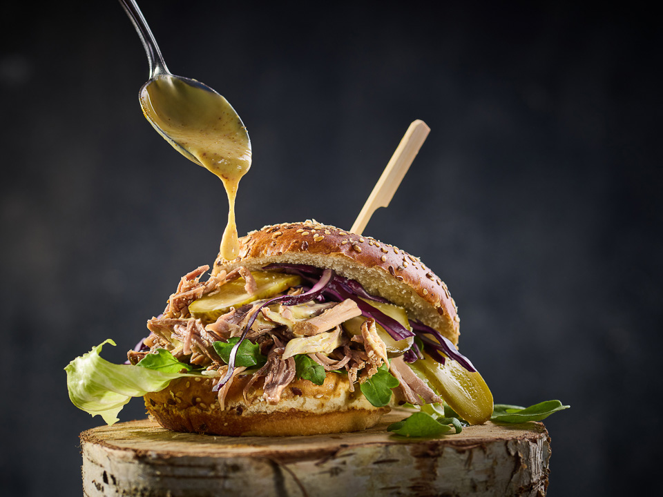 Bild zum Rezept: Pulled-Pork-Burger mit süßer Senfsoße