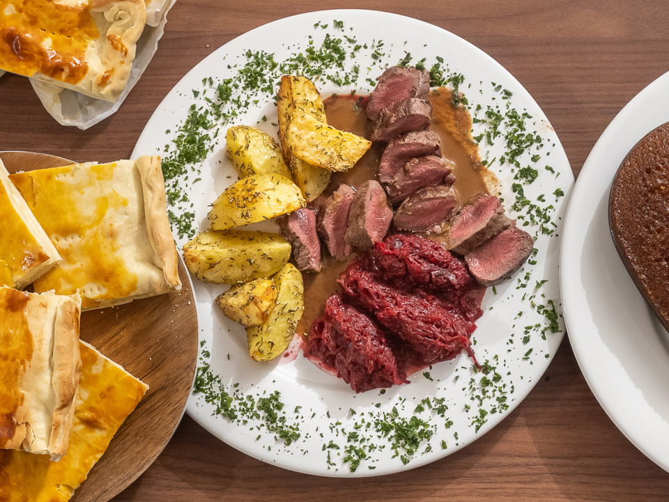 Bild zum Rezept: Comber z sarny z ciepły burak (Rehrücken mit Roter Bete)