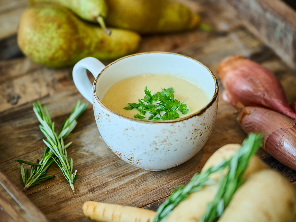Bild zum Rezept: Pastinakensuppe mit Birnenchutney