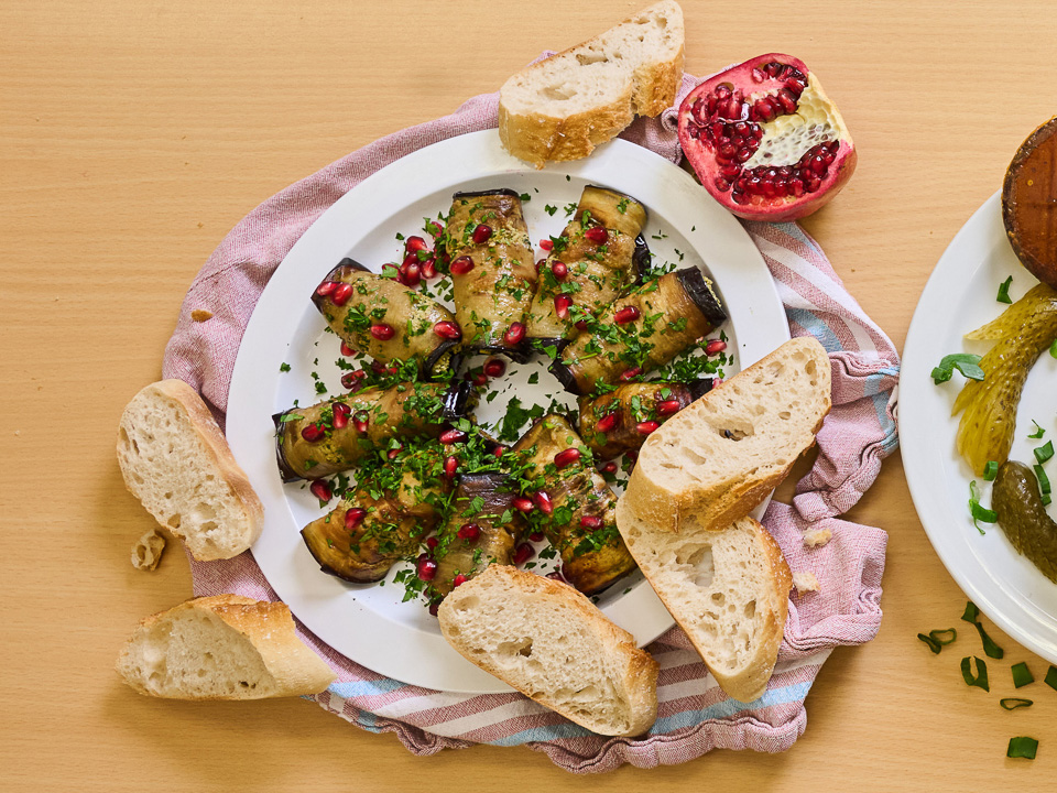 Bild zum Rezept: Badridschani (Auberginenröllchen mit Walnussfüllung)